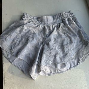 EUC Lululemon Hotty Hot shorts 4”